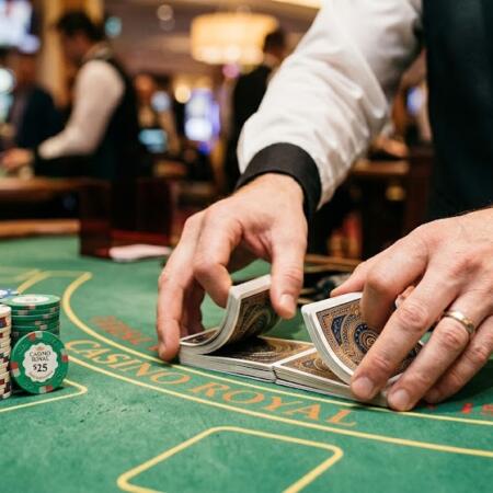 Casino kortspill – En komplett guide til regler, strategier og de beste spillene på nett