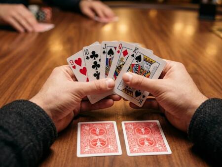 Seven-Card Stud – En komplett guide til regler, strategier og klassisk poker på nett
